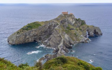 Gaztelugache, İspanya 'nın Bermeo eyaletinde yer alan bir adadır. İki kemerli bir köprü ile anakaraya bağlıdır. Adada 10. yüzyıla dayanan San Juan 'a adanmış bir inziva yeri var.