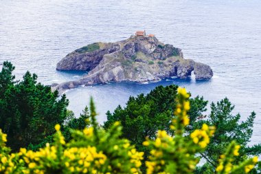 Gaztelugache, İspanya 'nın Bermeo eyaletinde yer alan bir adadır. İki kemerli bir köprü ile anakaraya bağlıdır. Adada 10. yüzyıla dayanan San Juan 'a adanmış bir inziva yeri var.