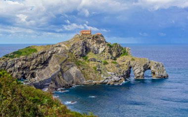 Gaztelugache, İspanya 'nın Bermeo eyaletinde yer alan bir adadır. İki kemerli bir köprü ile anakaraya bağlıdır. Adada 10. yüzyıla dayanan San Juan 'a adanmış bir inziva yeri var.