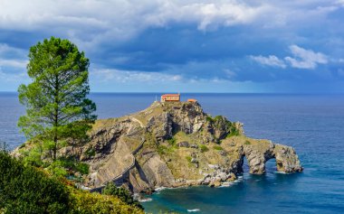 Gaztelugache, İspanya 'nın Bermeo eyaletinde yer alan bir adadır. İki kemerli bir köprü ile anakaraya bağlıdır. Adada 10. yüzyıla dayanan San Juan 'a adanmış bir inziva yeri var.