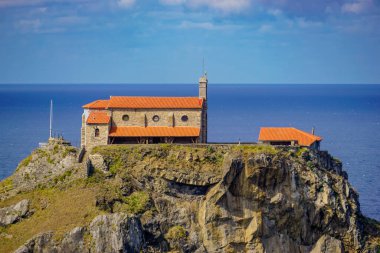 Gaztelugache, İspanya 'nın Bermeo eyaletinde yer alan bir adadır. İki kemerli bir köprü ile anakaraya bağlıdır. Adada 10. yüzyıla dayanan San Juan 'a adanmış bir inziva yeri var.