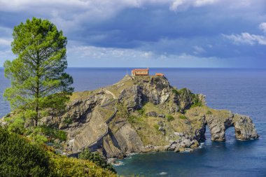 Gaztelugache, İspanya 'nın Bermeo eyaletinde yer alan bir adadır. İki kemerli bir köprü ile anakaraya bağlıdır. Adada 10. yüzyıla dayanan San Juan 'a adanmış bir inziva yeri var.