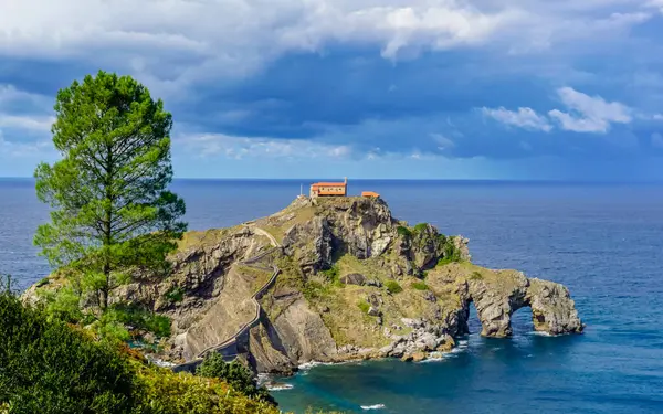 Gaztelugache, İspanya 'nın Bermeo eyaletinde yer alan bir adadır. İki kemerli bir köprü ile anakaraya bağlıdır. Adada 10. yüzyıla dayanan San Juan 'a adanmış bir inziva yeri var.