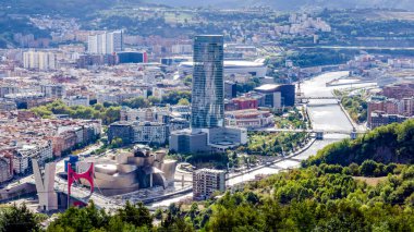 Nehir ve Guggenheim Müzesi ile Bilbao şehri panoramik