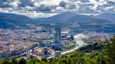 Nehir ve Guggenheim Müzesi ile Bilbao şehri panoramik