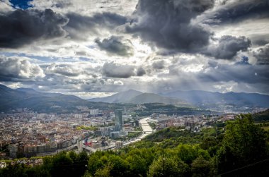 Nehir ve Guggenheim Müzesi ile Bilbao şehri panoramik