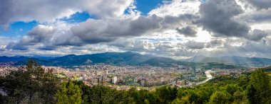 Nehir ve Guggenheim Müzesi ile Bilbao şehri panoramik
