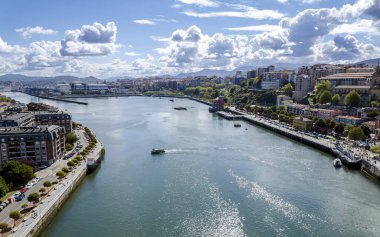 Bilbao halklarının panoramik bulutlu gökyüzü ve renkli evler