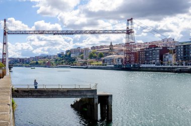 Vizcaya asma köprüsünün geçidini düşünen genç bir kadın.