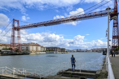 Vizcaya asma köprüsünün geçidini düşünen genç bir kadın.