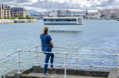 Vizcaya asma köprüsünün geçidini düşünen genç bir kadın.