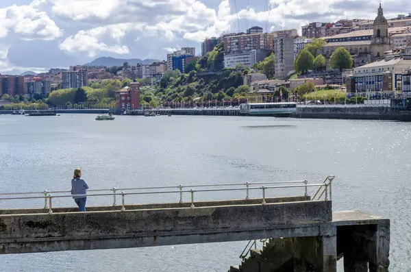 Vizcaya asma köprüsünün geçidini düşünen genç bir kadın.