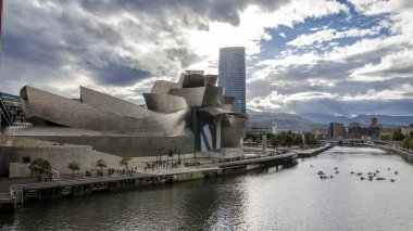 Guggenheim Müzesi ile Bilbao nehrinin panoramisi