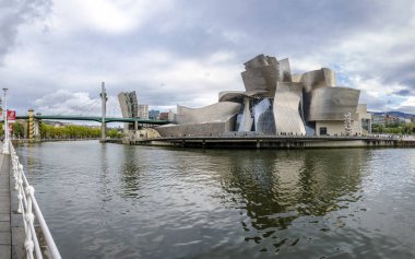 Guggenheim Müzesi ile Bilbao nehrinin panoramisi