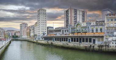 Bilbao halklarının panoramik bulutlu gökyüzü ve renkli evler