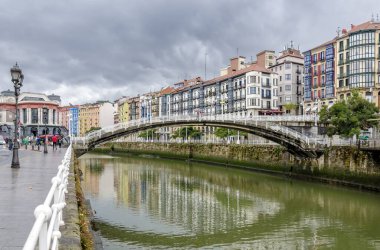 Bilbao halklarının panoramik bulutlu gökyüzü ve renkli evler