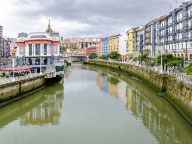 Bilbao halklarının panoramik bulutlu gökyüzü ve renkli evler