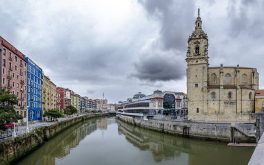 Bilbao halklarının panoramik bulutlu gökyüzü ve renkli evler