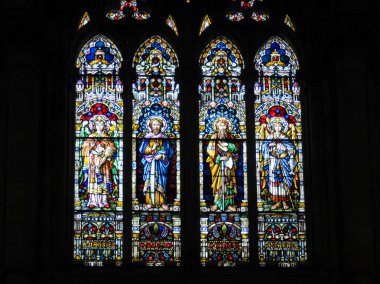 Resimli renkli cam pencere