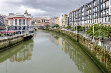 Bilbao halklarının panoramik bulutlu gökyüzü ve renkli evler