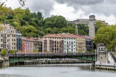 Bilbao halklarının panoramik bulutlu gökyüzü ve renkli evler
