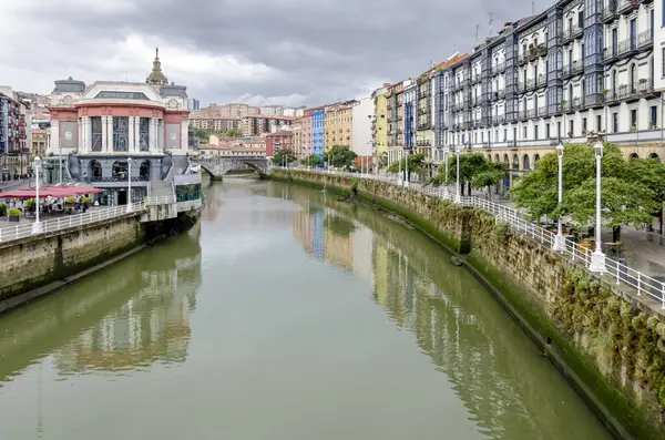 Bilbao halklarının panoramik bulutlu gökyüzü ve renkli evler