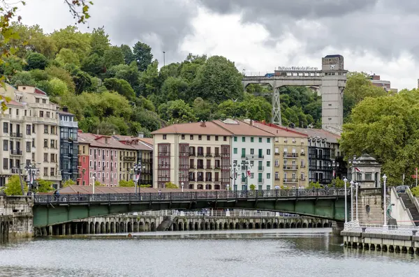 Bilbao halklarının panoramik bulutlu gökyüzü ve renkli evler