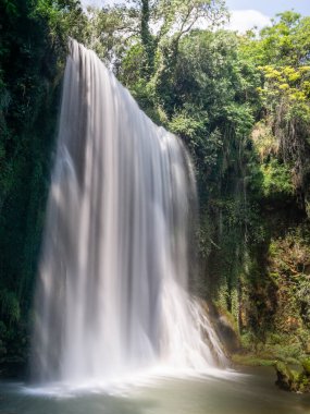 Zengin şelaleleri olan Taş Manastır Bahçesi Parkı