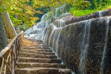 Zengin şelaleleri olan Taş Manastır Bahçesi Parkı