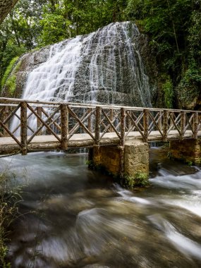 Zengin şelaleleri olan Taş Manastır Bahçesi Parkı