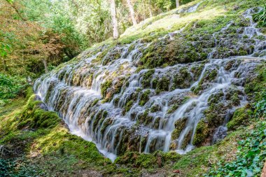 Zengin şelaleleri olan Taş Manastır Bahçesi Parkı