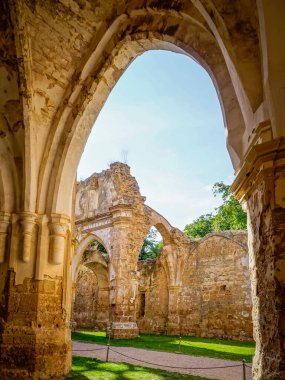 Zaragoza ilinin Nuevalos kasabası yakınlarındaki harap olmuş bir manastır.
