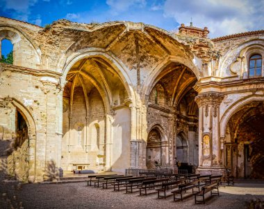 Zaragoza ilinin Nuevalos kasabası yakınlarındaki harap olmuş bir manastır.