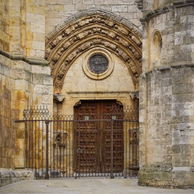 İspanya 'nın Castilla y Len bölgesindeki El Burgo de Osma belediyesinin El Burgo de Osma kasabasında yer alan bir Katolik tapınağı olan El Burgo de Osma Katedrali' nin ön cephesinin ayrıntıları.