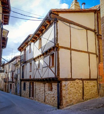 Geleneksel binaları olan bir Kastilya şehrinin tipik caddesi.