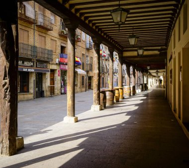 Sütunları ve tahta fıçıları olan atari salonları