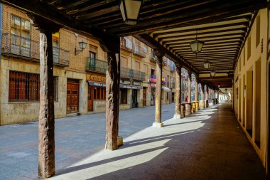 Sütunları ve tahta fıçıları olan atari salonları