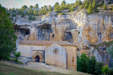 San Bartolome 'un 13. yüzyıldan kalma Romen keşişi Lobos Nehri Kanyonu Doğal Parkı' nda yer almaktadır.