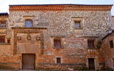 Castilla y Len özerk bölgesinde, Segovia eyaletinin kuzeydoğusunda yer alan Aylln, belediye ve İspanyol kentinin nüfusunun ayrıntıları.