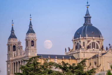 Madrid 'deki Almudena Katedrali' nin günbatımı görüntüsü. Arka planda dolunay var.