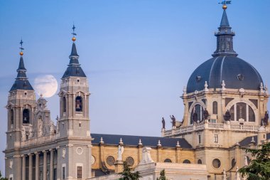 Madrid 'deki Almudena Katedrali' nin günbatımı görüntüsü. Arka planda dolunay var.