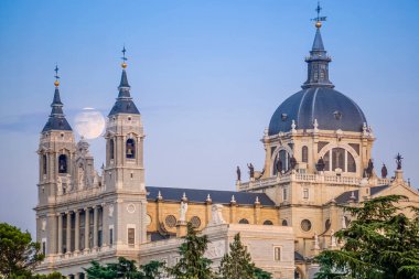 Madrid 'deki Almudena Katedrali' nin günbatımı görüntüsü. Arka planda dolunay var.