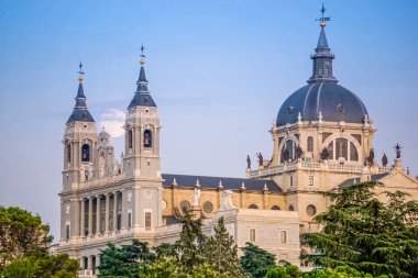 Madrid 'deki Almudena Katedrali' nin günbatımı görüntüsü. Arka planda dolunay var.