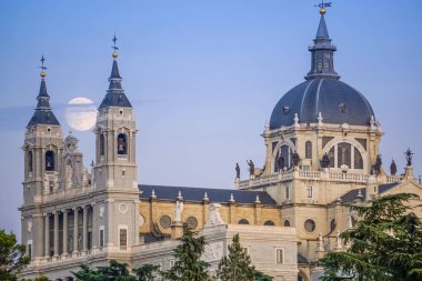 Madrid 'deki Almudena Katedrali' nin günbatımı görüntüsü. Arka planda dolunay var.