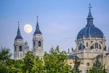 Madrid 'deki Almudena Katedrali' nin günbatımı görüntüsü. Arka planda dolunay var.