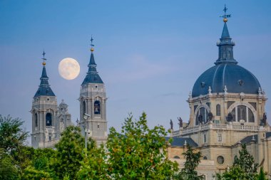 Madrid 'deki Almudena Katedrali' nin günbatımı görüntüsü. Arka planda dolunay var.