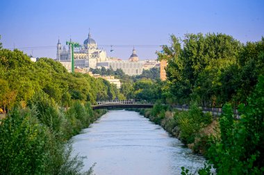 Manzanares Nehri kıyısından Madrid 'deki Almudena Katedrali' nin günbatımı görüntüsü