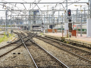 Tren istasyonunun yanında çapraz tren rayları var.