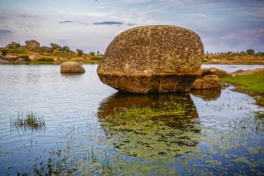 Büyük granit kütleli Los Barruecos lagünlerinin panoramiği
