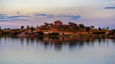 Büyük granit kütleli Los Barruecos lagünlerinin panoramiği